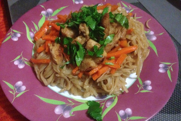 Рисовая лапша с курицей ткемали и карамелизированной морковью