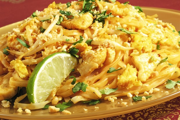 Рисовая лапша с куриным филе и кабачками в арахисовом соусе