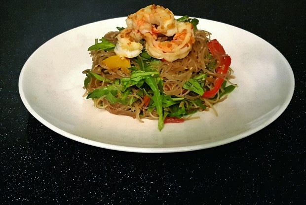 Рисовая лапша с рукколой и креветками