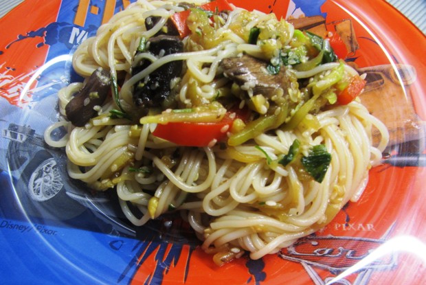 Рисовая лапша с сладким перцем и кабачками по-азиатски