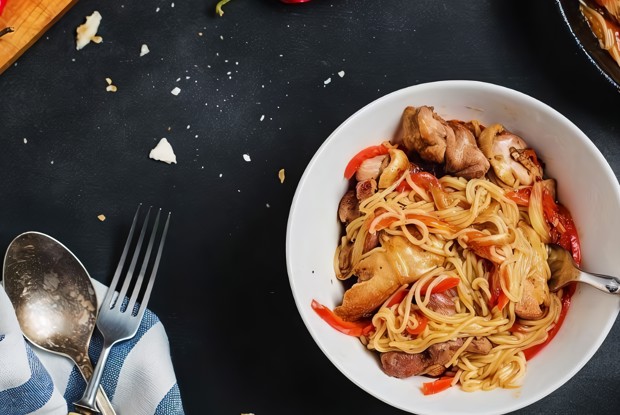 Рисовая лапша с уткой и перцем