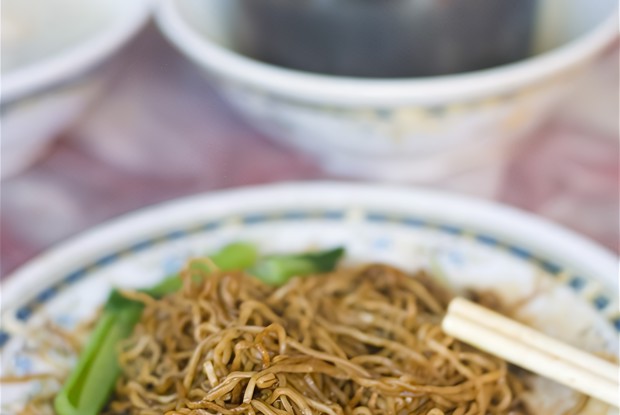 Рисовая лапша со свининой и зеленым луком