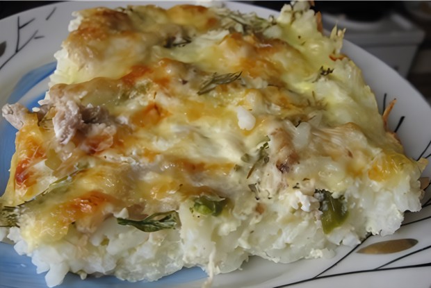 Рисовая запеканка с курицей и соусом бешамель