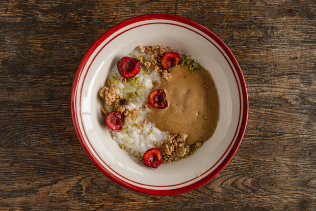 Рисовая каша с черешней и муссом из капучино