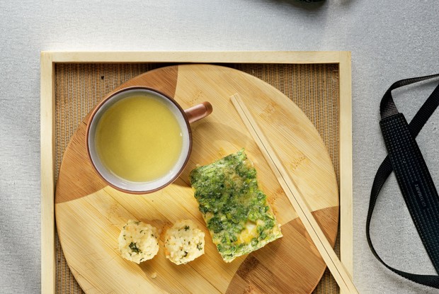 Рисовые шарики с зеленым горошком