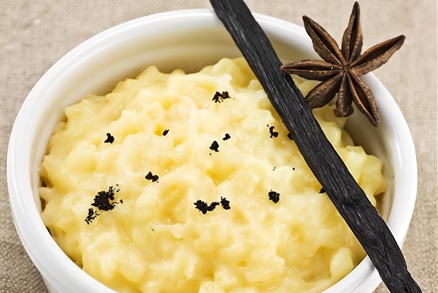 Рисовый пудинг с шафраном, кардамоном, орехами и изюмом