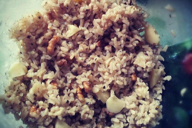 Рисовый салат с сулугуни, грецкими орехами и карри