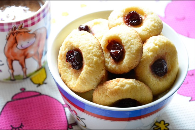 Рисовое печенье с вишней