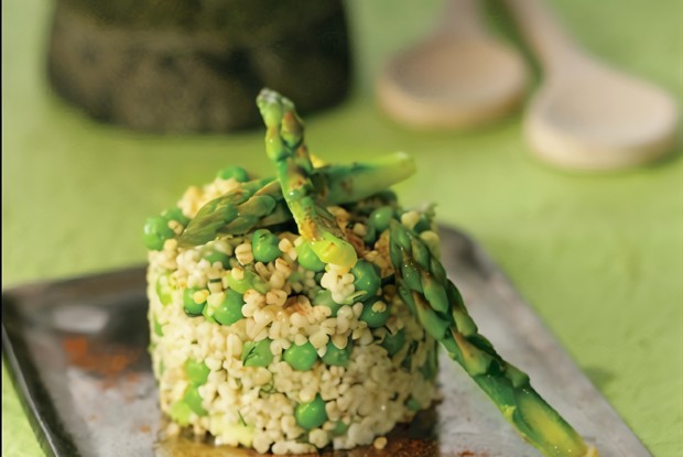 Ризотто из булгура со спаржей, зеленым горошком и сыром гравьера