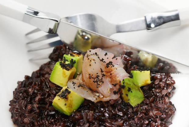 Ризотто из риса венере с авокадо и карпаччо из сибаса