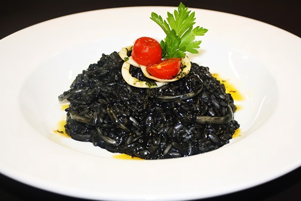 Ризотто с чернилами каракатицы