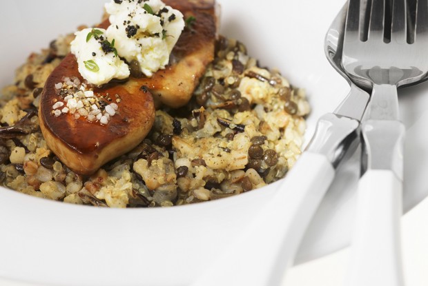 Ризотто из чечевицы, перловки, гречки и дикого риса с фуа-гра и козьим сыром