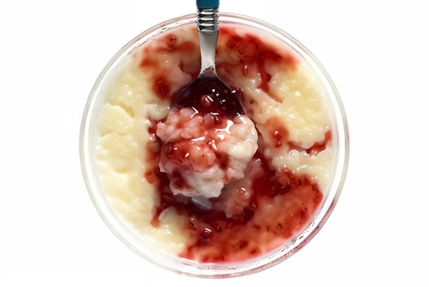 Ризотто с кокосовым молоком, печеными сливами и красной смородиной