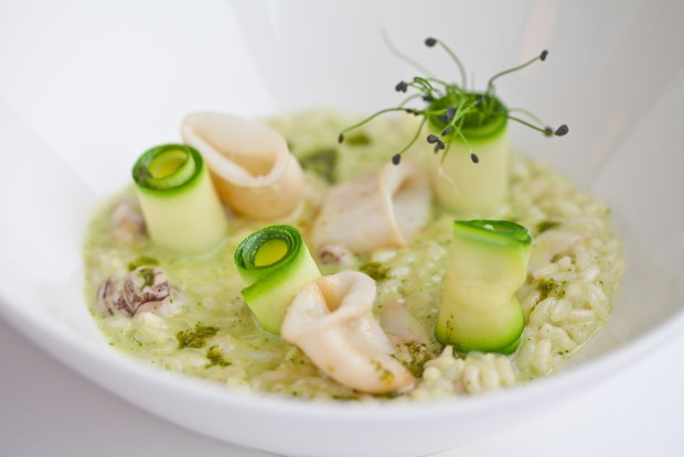 Ризотто с мини-кальмарами, цуккини и соусом песто