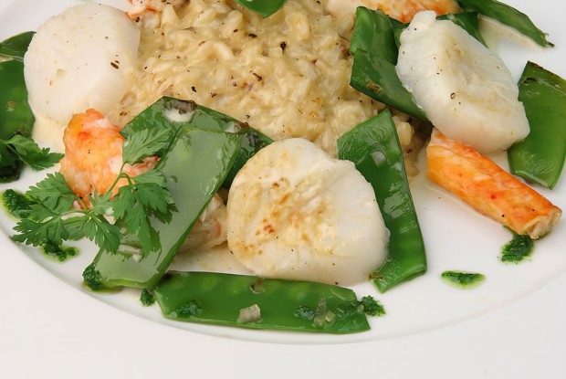 Ризотто с соусом херес, морским гребешком, мясом краба и сладким зеленым горошком