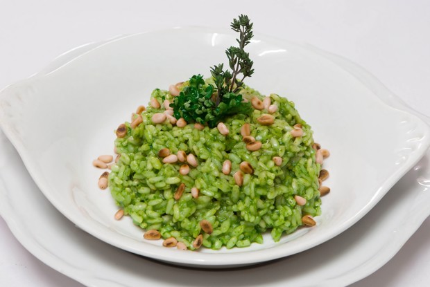 Ризотто с соусом песто и кедровыми орешками