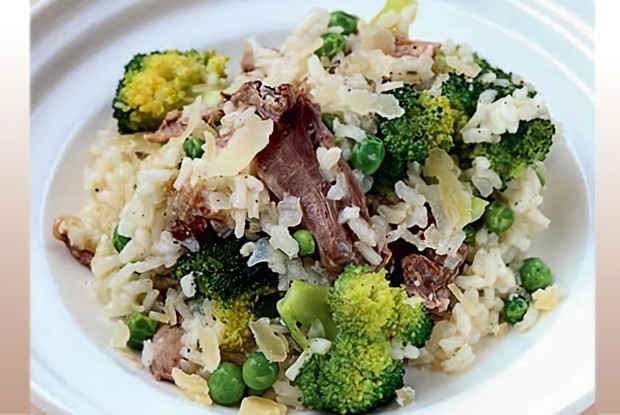 Ризотто с запеченной цесаркой и зелеными овощами