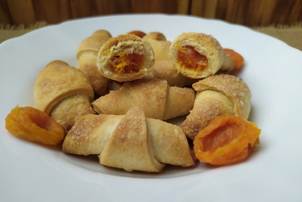 Рогалики из песочного теста с курагой