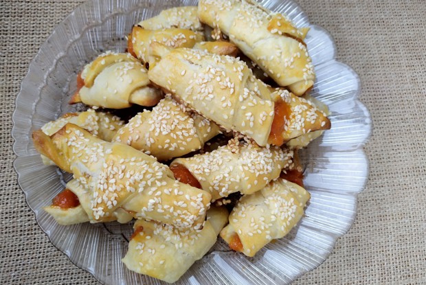 Рогалики из слоеного теста с абрикосовым вареньем