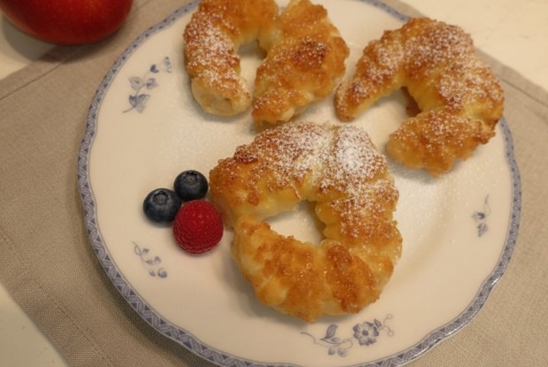 Рогалики-подковки с яблоком из слоеного теста