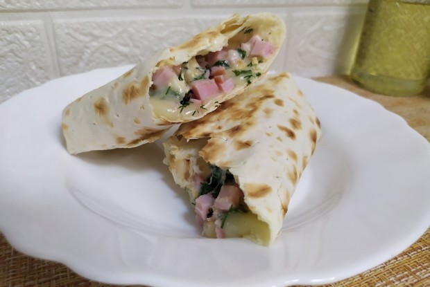 Ролл из лаваша с ветчиной и сыром