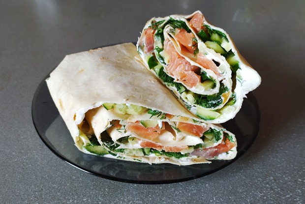 Ролл из лаваша со слабосоленой семгой