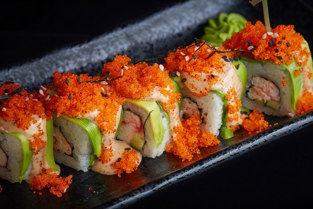 Ролл с крабом, авокадо и соусом чили