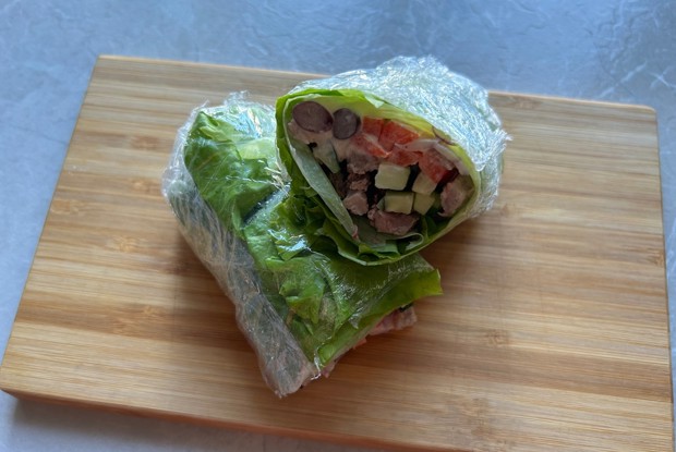 Ролл с салатными листьями