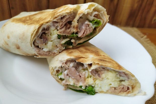 Ролл из лаваша с тунцом, яйцом и листовым салатом