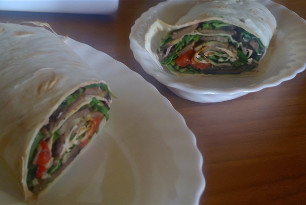 Ролл-сэндвич с языком, рукколой и шампиньонами