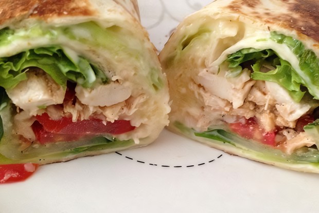 Ролл в тортилье с курицей