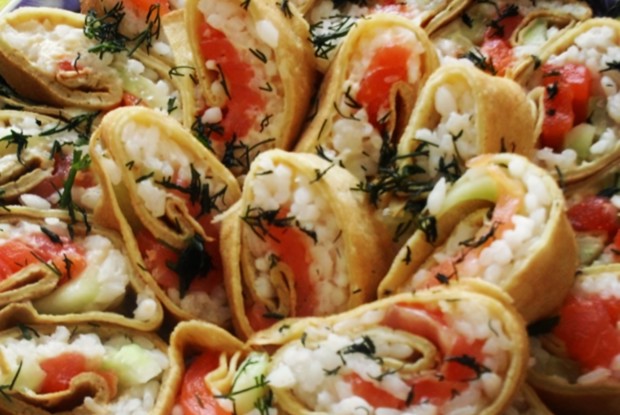 Роллы из блинов со сливочным сыром, семгой и авокадо