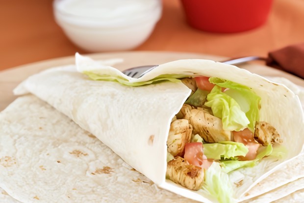 Роллы из утки со свежими овощами и песто