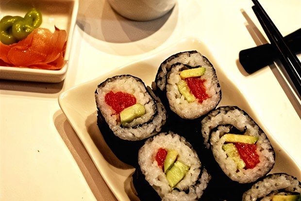 Роллы с рыбой и авокадо