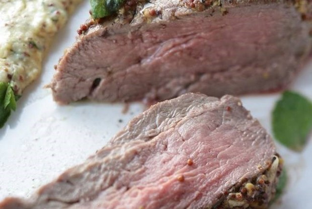 Ростбиф с мятно-горчичным соусом