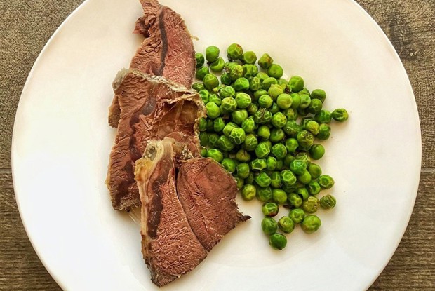 Ростбиф с зеленым горошком и тимьяном