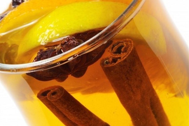 Рождественский глинтвейн с белым вином и апельсинами