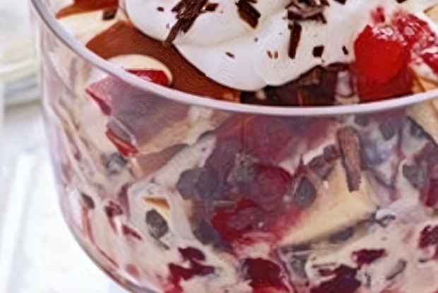 Рождественский ягодный трифл