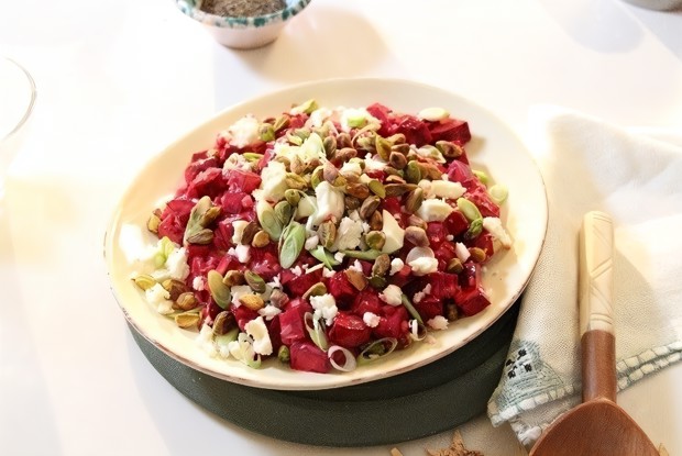 Рождественский свекольный салат с сыром фета