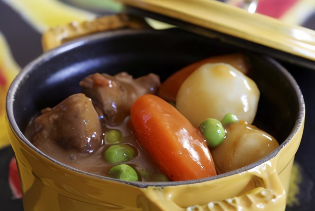 Рождественское мясное рагу с зеленым горошком