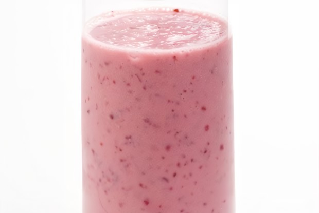 Розовый банановый смузи