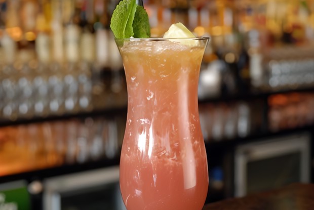 Розовый пунш с малиной и персиками