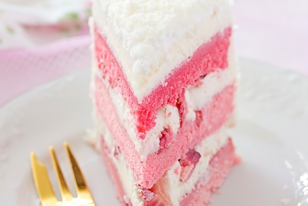 Розовый торт с клубникой, белым шоколадом и маскарпоне