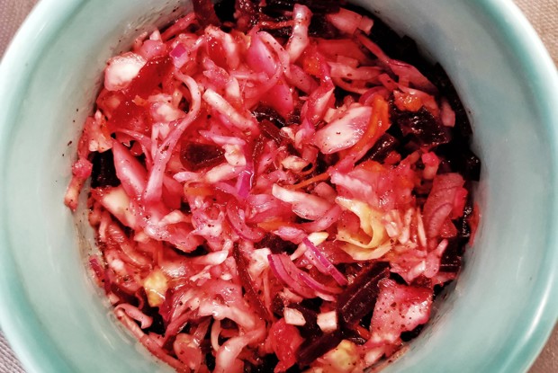 Розовый салат из квашеной капусты с горчичным маслом