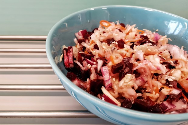 Розовый салат из квашеной капусты с луком и свеклой