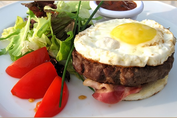 Рубленые бифштексы с деревенским яйцом