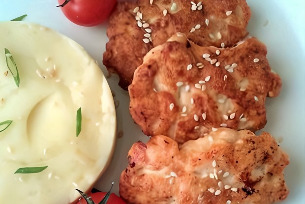 Рубленые куриные котлеты со сметаной, кунжутом и сливочным пюре