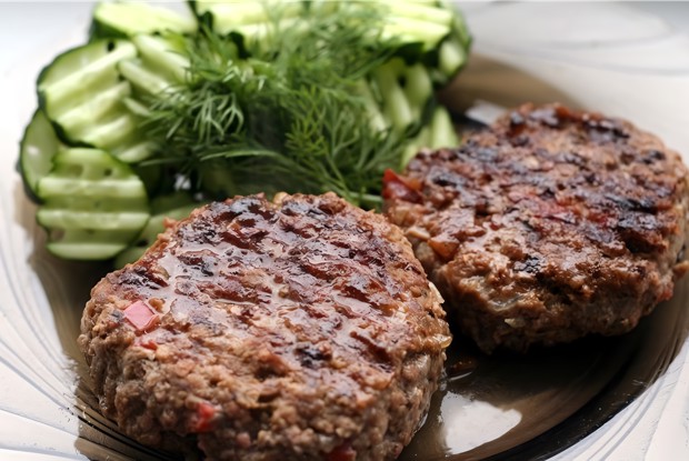 Рубленный бифштекс с луком и зеленью