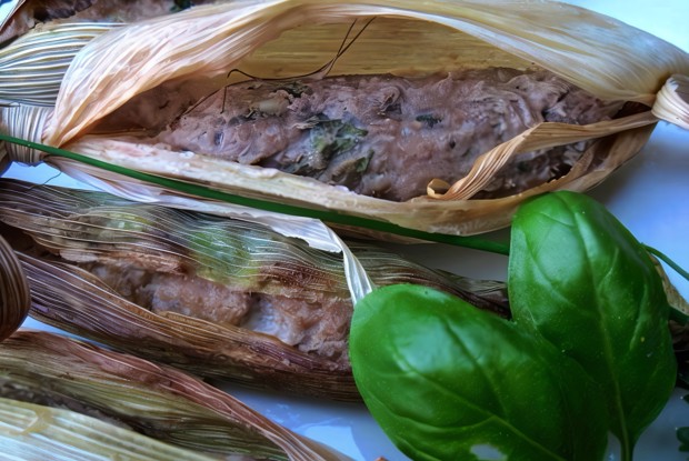 Рубленное мясо по-мексикански в кукурузных листьях