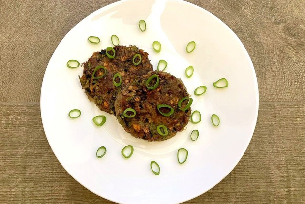 Рубленые бифштексы с грибами и зеленью